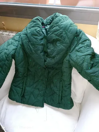 Chaqueta acolchada verde esmeralda con lentejuelas