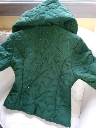 Chaqueta acolchada verde esmeralda con lentejuelas