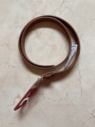 Cinturón marrón fino de mujer