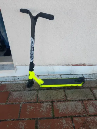 Patinete freestyle neón