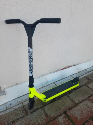 Patinete freestyle neón