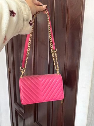 Bolso rosa cadena dorado