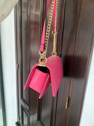Bolso rosa cadena dorado