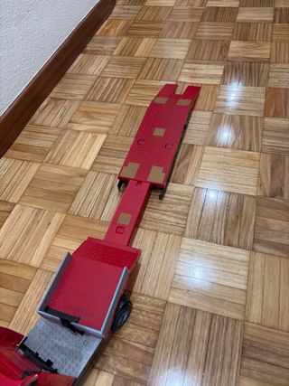 Camión de juguete rojo con remolque