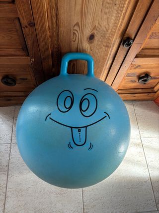 Bola saltarina azul Decathlon se envía deshinchada