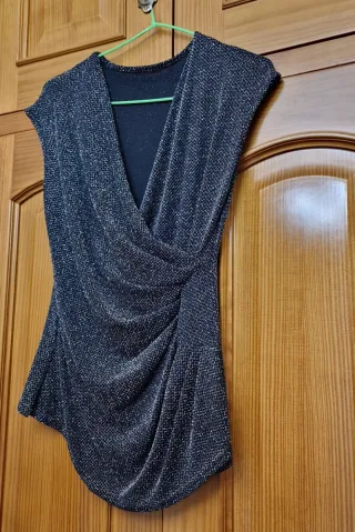 Blusa plateada y negra brillante