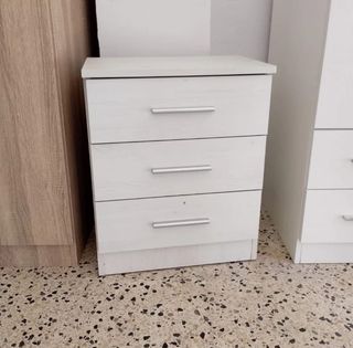 Mesita de noche de madera y metal