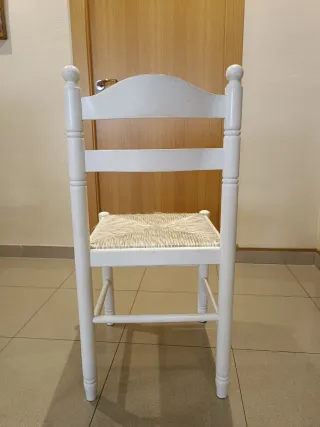 Silla de madera blanca con asiento de mimbre
