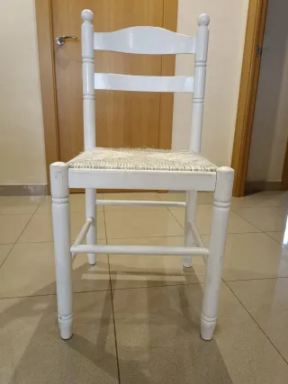 Silla de madera blanca con asiento de mimbre