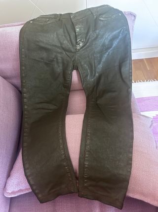 Pantalón efecto piel marrón