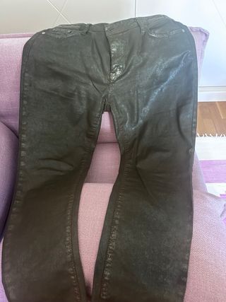 Pantalón efecto piel marrón