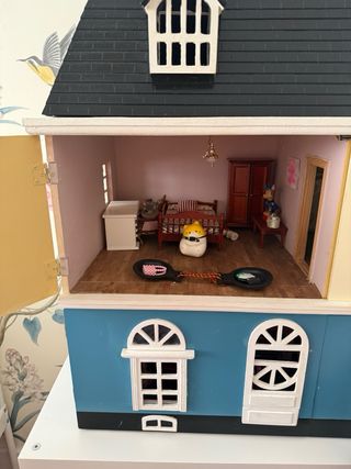 Casita de muñecas con estantería