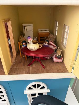 Casita de muñecas con estantería