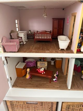 Casita de muñecas con estantería