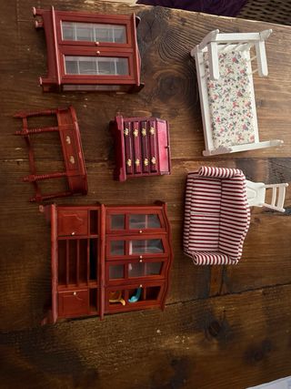 Casita de muñecas con estantería