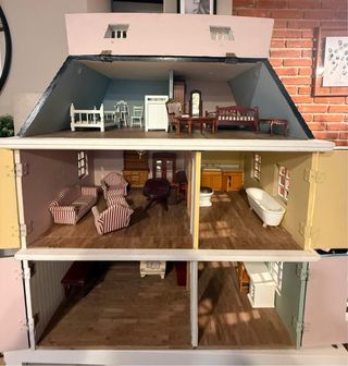 Casita de muñecas con muebles