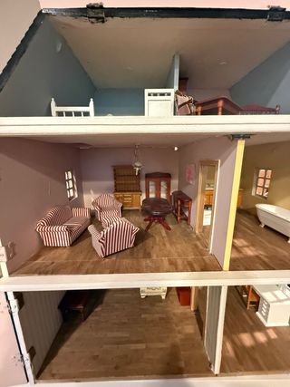 Casita de muñecas con muebles