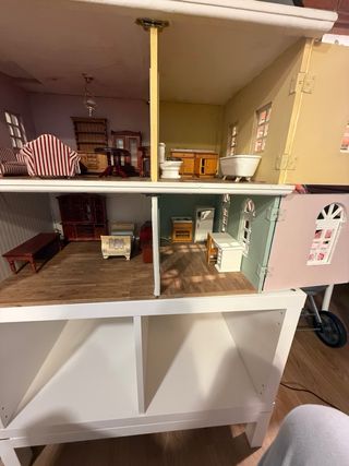 Casita de muñecas con muebles