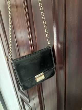 Bolso negro con cadena