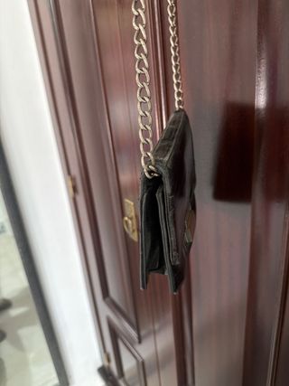 Bolso negro con cadena
