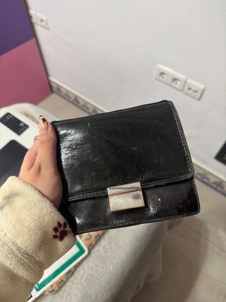 Bolso negro con cadena