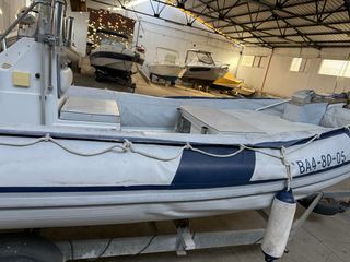 Embarcación semirrígida sin motor