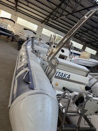 Embarcación semirrígida sin motor