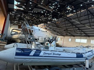 Embarcación semirrígida sin motor