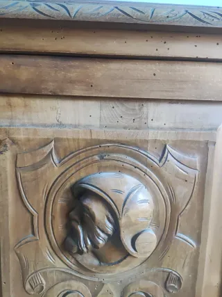 Aparador antiguo de madera tallada