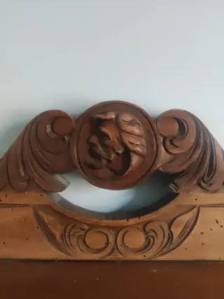 Aparador antiguo de madera tallada