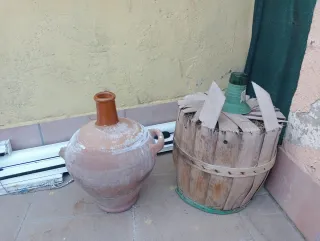 Lote: Damajuana y jarrón de barro
