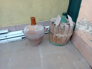 Lote: Damajuana y jarrón de barro