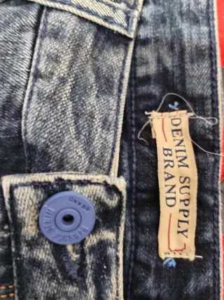 Pantalones vaqueros DENIM desgastados con tirantes