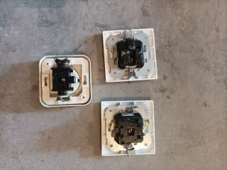 3 Enchufes Eléctricos Blancos