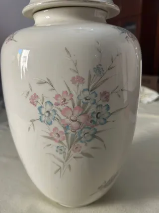 Vaso in ceramica con fiori