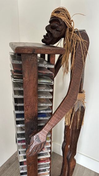 Torre CD tallada a mano