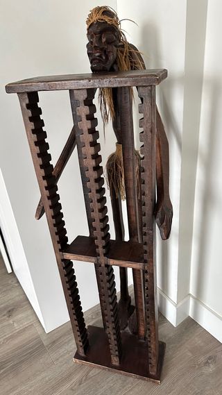 Torre CD tallada a mano