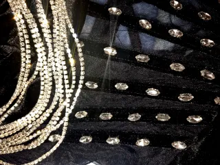 Vestido de boda gitana negro con pedrería