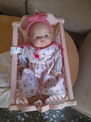 Cuna de muñecas rosa con Mónica