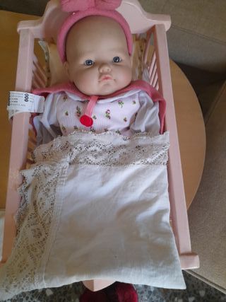 Cuna de muñecas rosa con Mónica