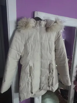 Plumas chica beige con capucha