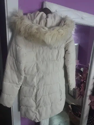 Plumas chica beige con capucha