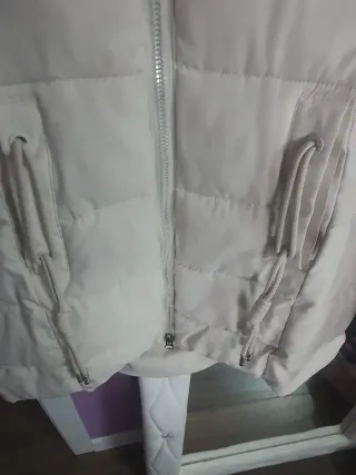 Plumas chica beige con capucha