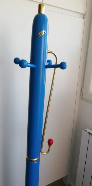 Perchero de pie azul y rojo