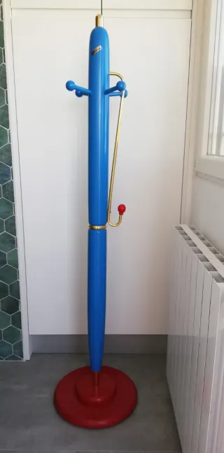 Perchero de pie azul y rojo