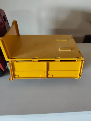 Camión volquete Bruder rojo y amarillo