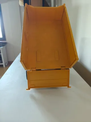 Camión volquete Bruder rojo y amarillo