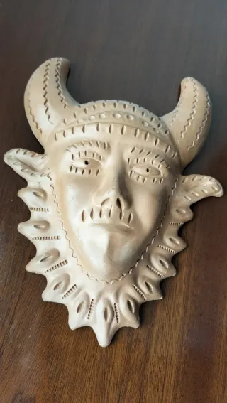 Máscara étnica de arcilla