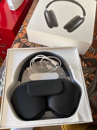 AirPods Max Apple Space Gray preferencia en mano