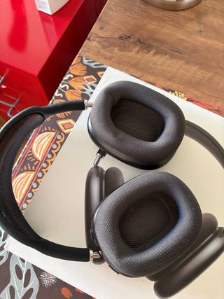 AirPods Max Apple Grigio Siderale preferenza in mano